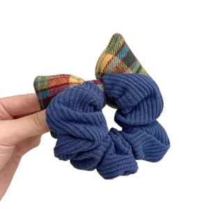 Elastico per capelli a costine blu con fiocco a quadri colorato, accessorio elegante.