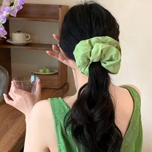 Grüner Wolken-Blasen-Haargummi für Damen, weiches Stoff-Pferdeschwanz-Haaraccessoire.
