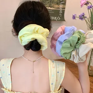 Detailansicht eines weichen pastellfarbenen Haargummis, flauschiges Stoff-Accessoire.