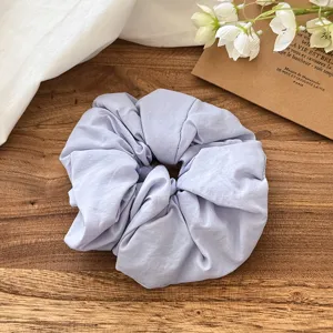Helllila fluffiges Haargummi für Damen, weicher elastischer Pferdeschwanz Halter im Alltag.