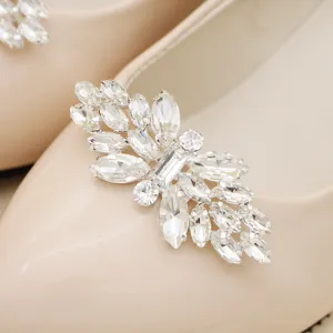 Detalle de clip para zapatos de estrás, cristales de vidrio brillantes en tacones altos.