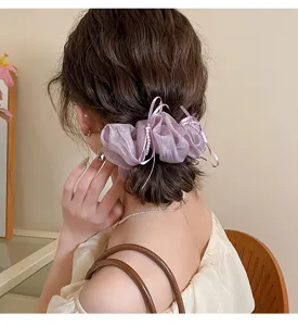 Κομψό μωβ scrunchie μαλλιών από απαλή οργάντζα με λαμπερές λευκές πέρλες και κορδέλες.