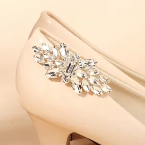 Detalle de clip de zapato de pedrería de cristal, hebilla decorativa extraíble para tacones y bodas.