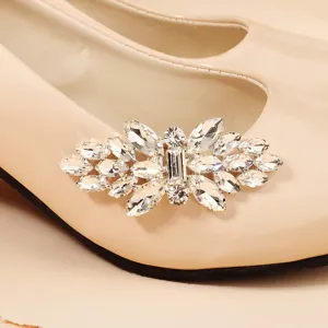 Primer plano clip de zapato estrás cristal novia hebilla decorativa removible tacones