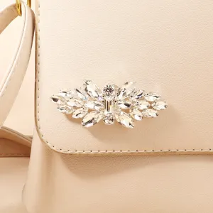 Primer plano detalle de clip de zapato con pedreria brillante hebilla decorativa para tacones.