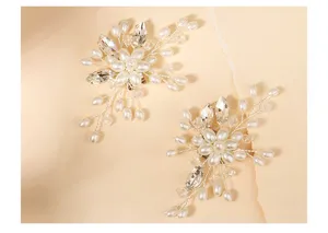 Handcrafted pearl crystal bridal shoe clips, elegant rhinestone shoe decorations for women.