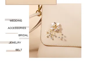 Detailaufnahme des floralen Kristall-Schuhclips auf beiger Ledertasche für elegante Hochzeiten.