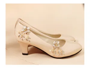 Braut High Heels mit Kristall Blumen Schuhclips, elegante Lackleder Pumps für Hochzeiten.