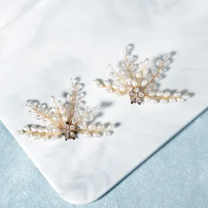 Pearl crystal shoe clips detail, perfect detachable bridal wedding shoe flower decoration.