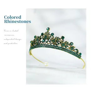 Primo piano della tiara corona da sposa vintage con strass verdi e metallo lavorato.