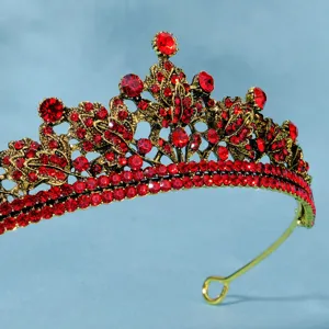 Vista dettagliata della tiara da sposa vintage di lusso con strass rossi brillanti.