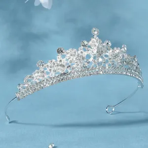 Dettaglio tiara in strass squisita, corona di cristallo argentata lucida per accessori da sposa.