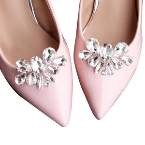 Elegante roze puntige hoge hakken met sprankelende kristallen bloemenschoenclips voor feestjes.