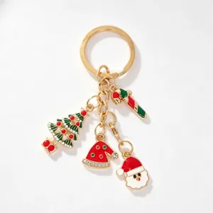 Nahaufnahme der Weihnachts-Schlüsselanhänger Anhänger mit Emaille-Baum und Weihnachtsmütze.