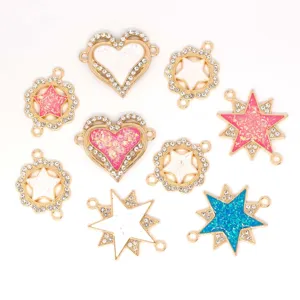 Detaillierte Nahaufnahme von Stern- und Herz-Anhänger-Charms aus Legierung mit Strass.