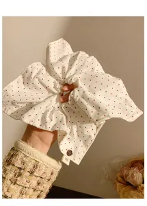 Grande elastico per capelli quadrato a pois rossi, morbido accessorio in tessuto per acconciature.
