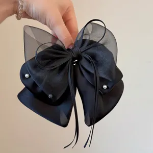 Elegante schwarze dreilagige Schleife Haarklammer mit Perlen für stilvolle Frisuren.