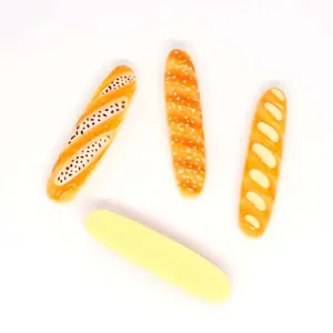 Détail de pain baguette miniature en résine, idéal pour décor de maison de poupée et accessoires.