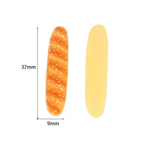 Détail miniature de pain baguette en résine, parfait pour la déco de maison de poupée et les loisirs.