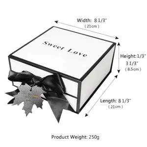 Quadratische weiße Geschenkschachtel mit schwarzem Rand und Schleife, ideal für Schmuck.