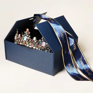 Luxus Strass Krone Tiara in blauer hausfömiger Geschenkbox mit dekorativer Schleife.