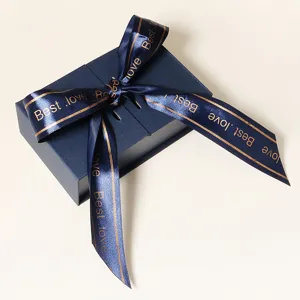 Elegante dunkelblaue Geschenkbox mit schöner Schleife, ideal für Schmuck und kleine Präsente.