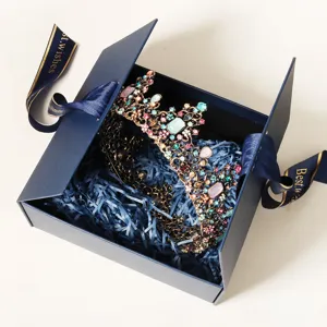 Elegante blaue Geschenkschachtel mit prunkvollem Vintage Strass Kronen Diadem.