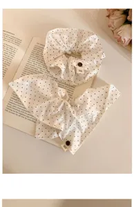 Elegante elastico per capelli bianco a pois rossi con foulard e bottone, morbido accessorio.