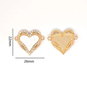 Herzförmiger doppelter Zirkonia Opal DIY Schmuckverbinder mit goldenen Details für schöne Accessoires.