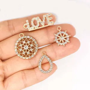 Strass legering bedels detailopname, met liefdesbrief en geometrische hangerontwerpen.