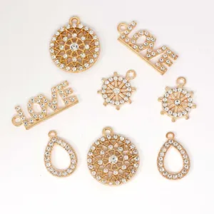 Gouden strass legering bedels set met geometrische vormen en LOVE letters sieraden.