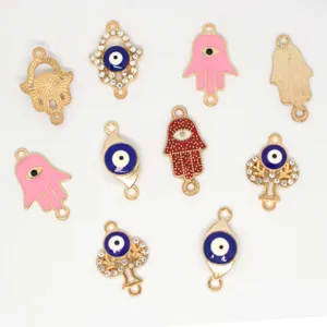 Detailweergave van legering boze oog fatima hand levensboom bedels voor DIY sieraden maken.