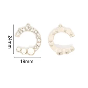 Gedetailleerd overzicht van de legering kristal parel letter C hanger met fijne afwerking.