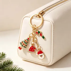 Nahaufnahme der weißen Kosmetiktasche mit niedlichem Weihnachtsbaum-Mützen-Anhänger Detail.