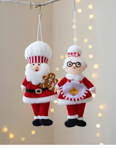 Detaillierte Nahaufnahme der niedlichen Weihnachtsmann Koch Plüsch Hängefiguren für Dekoration.