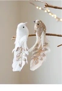 Detalle de primer plano colgante pájaros plumas espuma simulación decoración árbol Navidad.