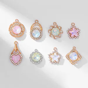 Detail van DIY legering strass hanger bedels, met sprankelende zircon ster en bloem ontwerpen.