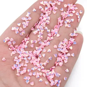 Primo piano di paillettes rosa iridescenti taglio diamante per nail art e decorazioni.