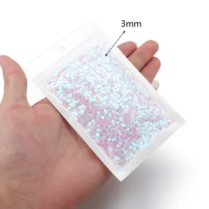 Paillettes cœur PVC iridescentes 3mm pour les détails de nail art et de décoration.