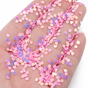 Gros plan de paillettes de cœur en PVC rose irisé de 3,0 mm pour nail art et loisirs.
