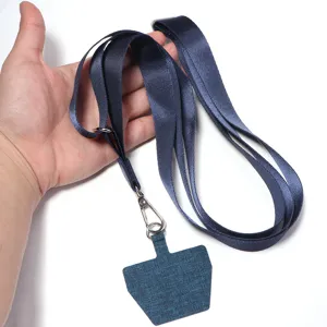 Lanière de téléphone bleu foncé réglable avec accessoires métalliques et patch universel.