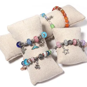 Modisches DIY Bettelarmband Set mit bunten Glasperlen und süßen Metallanhängern für Damen.