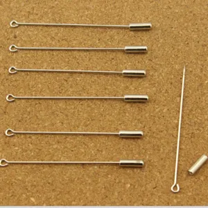 Gedetailleerd overzicht van zilveren brochespelden enstoppers, DIY handwerk accessoires.
