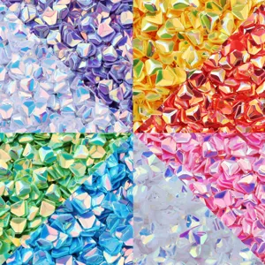 Primo piano di paillettes in PVC da 4mm senza foro con lucentezza olografica.