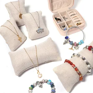 Beige Stoff Schmuck Display Kissen Set mit rosa Schmuckkasten für Uhren und Armbänder.