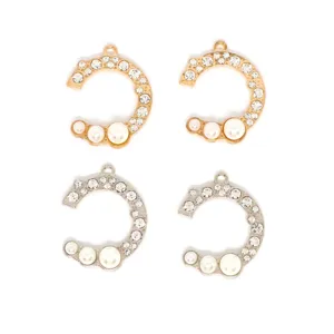 Gedetailleerde close-up van DIY legering C-vormige hangers met strass-steentjes en parels.