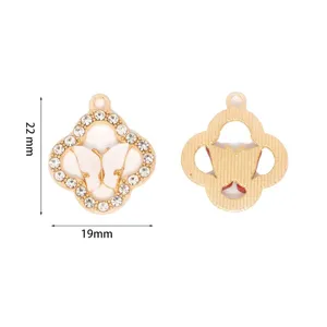 Ciondolo quadrifoglio farfalla in lega charm DIY per creazione di gioielli accessori moda