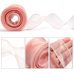 Rosa transparenter Organzaband Detailblick, zeigt zarte durchsichtige Textur und gewellte Kante.