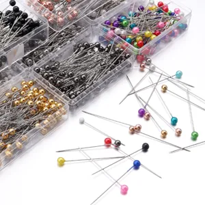 Set di spille con testa di perla in acciaio inossidabile con scatole di plastica trasparente.