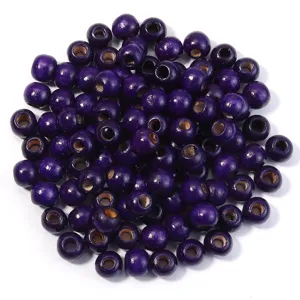 Primo piano dettagliato di perline tonde in legno viola con grandi fori per progetti.